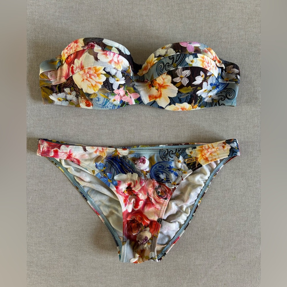A perfect swimsuit! Floral Strapless Bikini Set